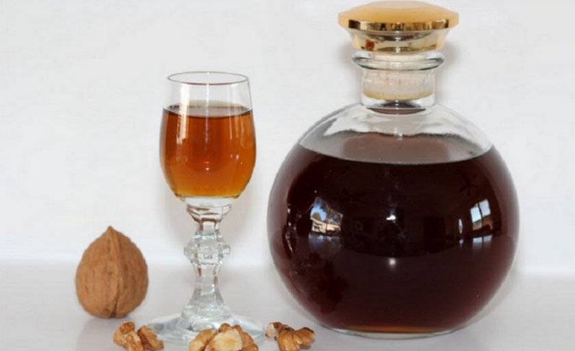 Как настаивать самогон на перегородках грецкого ореха: рецепт с пропорциями