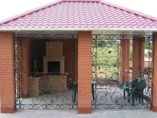 Беседка из кирпича (70 фото): закрытая кирпичная конструкция с мангалом на даче - просто и красиво, декор внутри