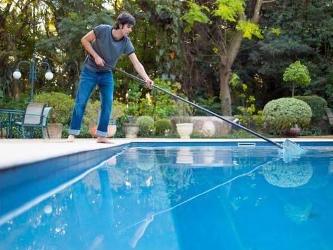 Как почистить бассейн, не сливая воду, в домашних условиях