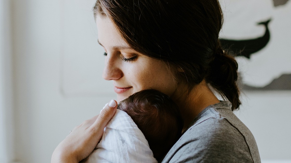 Гранат при грудном вскармливании: польза, риски для мамы и малыша