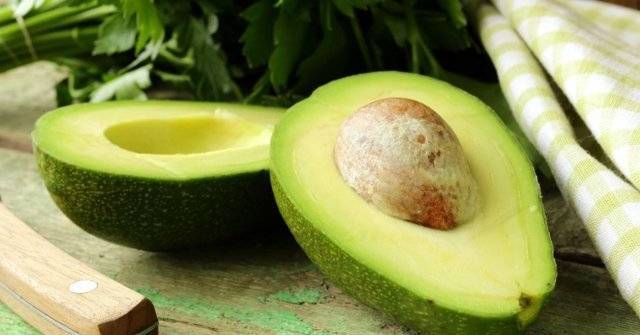 Как чистить авокадо для разных целей, как быстро снять кожуру, чем убрать косточку: эффективные и простые способы по чистке фрукта