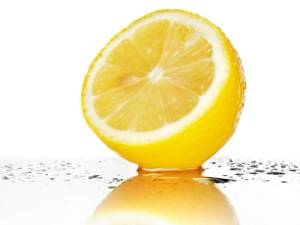 Как лимон влияет на давление — повышает или понижает, а так же полезные свойства и рецепты от гипертонии