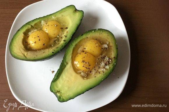 Авокадо с яйцом в духовке, микроволновке, на сковороде: как приготовить, рецепты