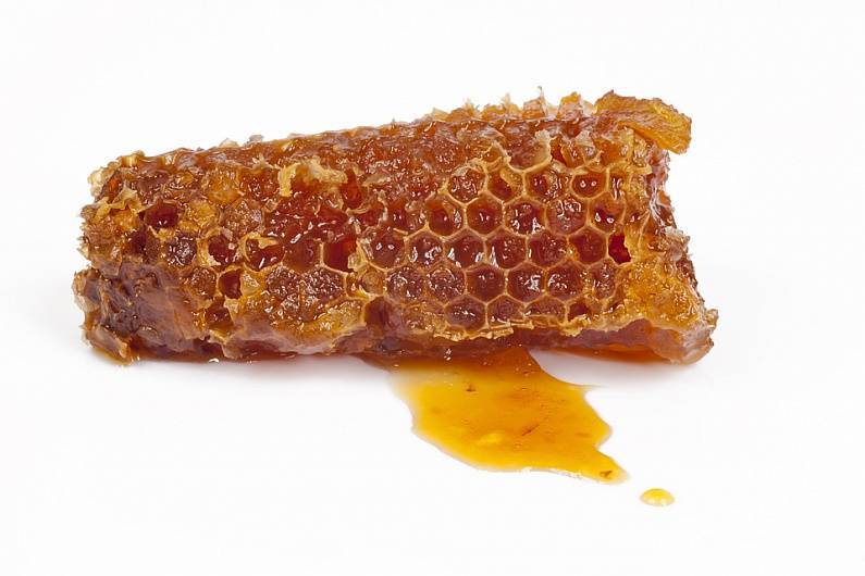 Мёд с прополисом: описание, польза и вред, особенности употребления