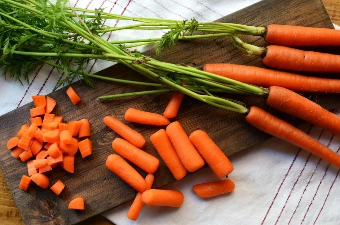 Как сохранить морковь на зиму в домашних условиях в квартире и свеклу: лучшие способы, где правильно держать корнеплод, чтобы не завял как можно дольше
