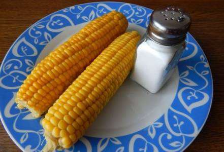 Чем полезна вареная кукуруза в початках