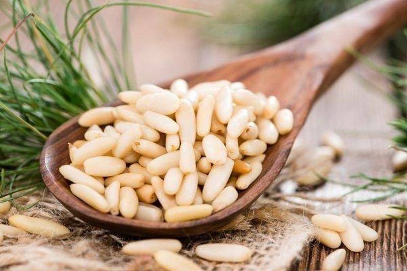 Рецепты приготовления настойки самогона на кедровых орехах: с добавками и без