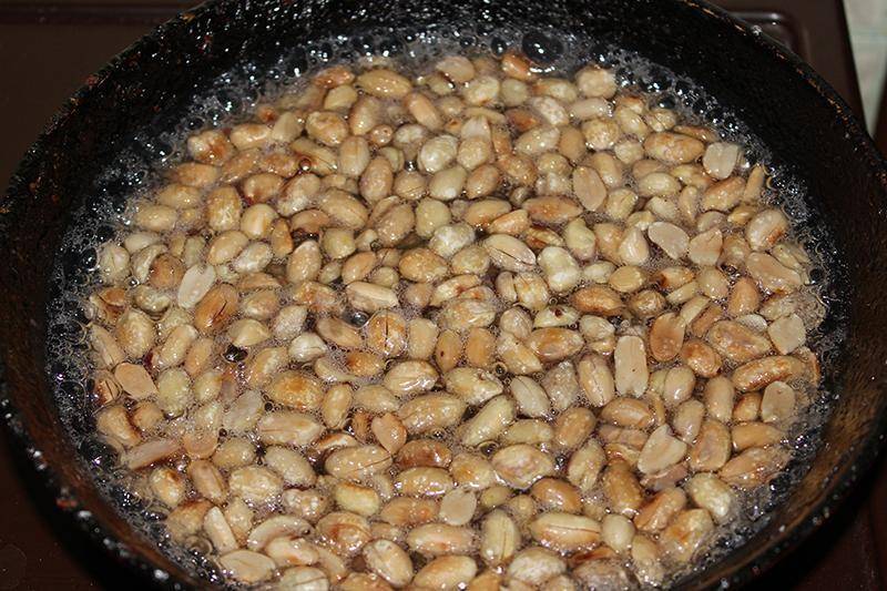 Жареный арахис на сковороде в шелухе