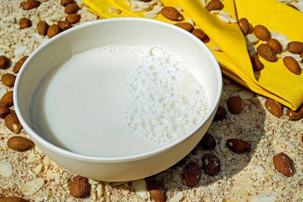 Какая польза таится в миндальном молоке и как его готовят