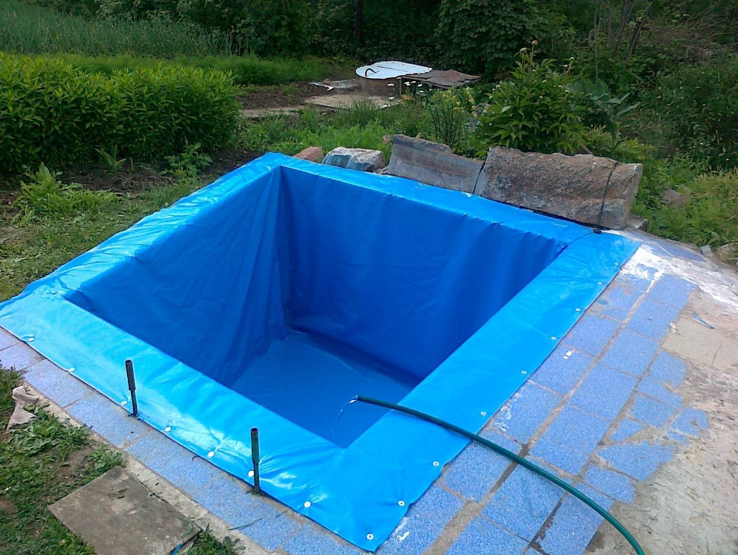 Как сделать бассейн на даче из подручных материалов своими руками: из покрышки в том числе, инструкция с фото и видео